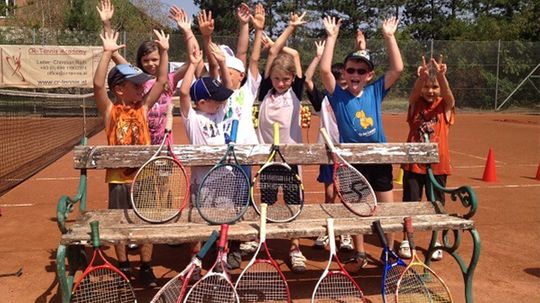 Kinder spielen Tennis